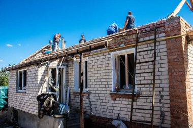 Tsyrkuny, Ukrayna, 29 Haziran 2024 Tsyrkuny köyündeki yıkılmış ev. Rus kuvvetleri Kharkiv Oblastı 'ndaki Tsyrkuny köyüne güdümlü hava bombasıyla saldırdılar..