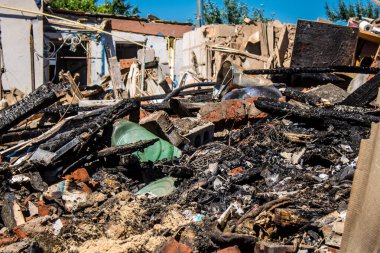 Tsyrkuny, Ukrayna, 29 Haziran 2024 Tsyrkuny köyündeki yıkılmış ev. Rus kuvvetleri Kharkiv Oblastı 'ndaki Tsyrkuny köyüne güdümlü hava bombasıyla saldırdılar..