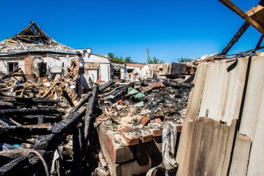 Tsyrkuny, Ukrayna, 29 Haziran 2024 Tsyrkuny köyündeki yıkılmış ev. Rus kuvvetleri Kharkiv Oblastı 'ndaki Tsyrkuny köyüne güdümlü hava bombasıyla saldırdılar..