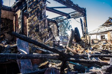 Tsyrkuny, Ukrayna, 29 Haziran 2024 Tsyrkuny köyündeki yıkılmış ev. Rus kuvvetleri Kharkiv Oblastı 'ndaki Tsyrkuny köyüne güdümlü hava bombasıyla saldırdılar..