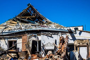 Tsyrkuny, Ukrayna, 29 Haziran 2024 Tsyrkuny köyündeki yıkılmış ev. Rus kuvvetleri Kharkiv Oblastı 'ndaki Tsyrkuny köyüne güdümlü hava bombasıyla saldırdılar..