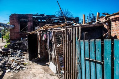 Tsyrkuny, Ukrayna, 29 Haziran 2024 Tsyrkuny köyündeki yıkılmış ev. Rus kuvvetleri Kharkiv Oblastı 'ndaki Tsyrkuny köyüne güdümlü hava bombasıyla saldırdılar..