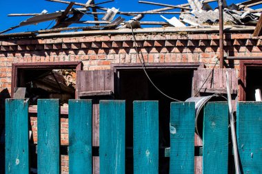 Tsyrkuny, Ukrayna, 29 Haziran 2024 Tsyrkuny köyündeki yıkılmış ev. Rus kuvvetleri Kharkiv Oblastı 'ndaki Tsyrkuny köyüne güdümlü hava bombasıyla saldırdılar..