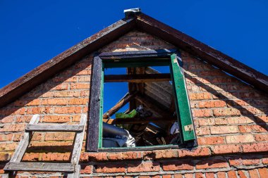 Tsyrkuny, Ukrayna, 29 Haziran 2024 Tsyrkuny köyündeki yıkılmış ev. Rus kuvvetleri Kharkiv Oblastı 'ndaki Tsyrkuny köyüne güdümlü hava bombasıyla saldırdılar..