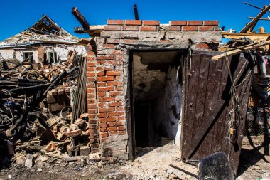 Tsyrkuny, Ukrayna, 29 Haziran 2024 Tsyrkuny köyündeki yıkılmış ev. Rus kuvvetleri Kharkiv Oblastı 'ndaki Tsyrkuny köyüne güdümlü hava bombasıyla saldırdılar..