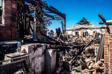 Tsyrkuny, Ukrayna, 29 Haziran 2024 Tsyrkuny köyündeki yıkılmış ev. Rus kuvvetleri Kharkiv Oblastı 'ndaki Tsyrkuny köyüne güdümlü hava bombasıyla saldırdılar..