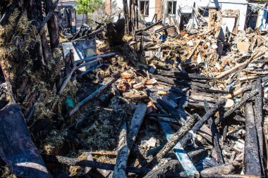 Tsyrkuny, Ukrayna, 29 Haziran 2024 Tsyrkuny köyündeki yıkılmış ev. Rus kuvvetleri Kharkiv Oblastı 'ndaki Tsyrkuny köyüne güdümlü hava bombasıyla saldırdılar..