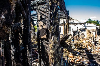 Tsyrkuny, Ukrayna, 29 Haziran 2024 Tsyrkuny köyündeki yıkılmış ev. Rus kuvvetleri Kharkiv Oblastı 'ndaki Tsyrkuny köyüne güdümlü hava bombasıyla saldırdılar..