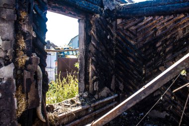 Tsyrkuny, Ukrayna, 29 Haziran 2024 Tsyrkuny köyündeki yıkılmış ev. Rus kuvvetleri Kharkiv Oblastı 'ndaki Tsyrkuny köyüne güdümlü hava bombasıyla saldırdılar..