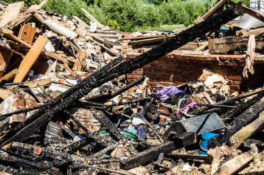 Tsyrkuny, Ukrayna, 29 Haziran 2024 Tsyrkuny köyündeki yıkılmış ev. Rus kuvvetleri Kharkiv Oblastı 'ndaki Tsyrkuny köyüne güdümlü hava bombasıyla saldırdılar..