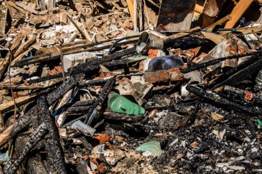 Tsyrkuny, Ukrayna, 29 Haziran 2024 Tsyrkuny köyündeki yıkılmış ev. Rus kuvvetleri Kharkiv Oblastı 'ndaki Tsyrkuny köyüne güdümlü hava bombasıyla saldırdılar..