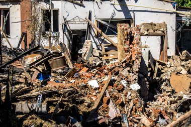 Tsyrkuny, Ukrayna, 29 Haziran 2024 Tsyrkuny köyündeki yıkılmış ev. Rus kuvvetleri Kharkiv Oblastı 'ndaki Tsyrkuny köyüne güdümlü hava bombasıyla saldırdılar..