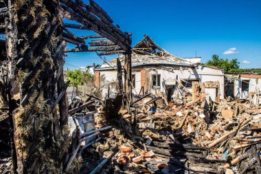 Tsyrkuny, Ukrayna, 29 Haziran 2024 Tsyrkuny köyündeki yıkılmış ev. Rus kuvvetleri Kharkiv Oblastı 'ndaki Tsyrkuny köyüne güdümlü hava bombasıyla saldırdılar..