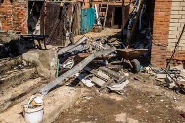 Tsyrkuny, Ukrayna, 29 Haziran 2024 Tsyrkuny köyündeki yıkılmış ev. Rus kuvvetleri Kharkiv Oblastı 'ndaki Tsyrkuny köyüne güdümlü hava bombasıyla saldırdılar..