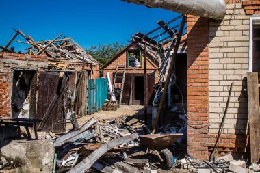 Tsyrkuny, Ukrayna, 29 Haziran 2024 Tsyrkuny köyündeki yıkılmış ev. Rus kuvvetleri Kharkiv Oblastı 'ndaki Tsyrkuny köyüne güdümlü hava bombasıyla saldırdılar..