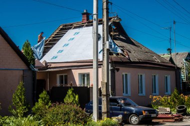 Tsyrkuny, Ukrayna, 29 Haziran 2024 Tsyrkuny köyündeki yıkılmış ev. Rus kuvvetleri Kharkiv Oblastı 'ndaki Tsyrkuny köyüne güdümlü hava bombasıyla saldırdılar..