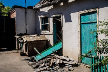 Tsyrkuny, Ukrayna, 29 Haziran 2024 Tsyrkuny köyündeki yıkılmış ev. Rus kuvvetleri Kharkiv Oblastı 'ndaki Tsyrkuny köyüne güdümlü hava bombasıyla saldırdılar..