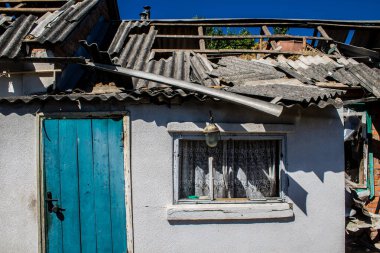Tsyrkuny, Ukrayna, 29 Haziran 2024 Tsyrkuny köyündeki yıkılmış ev. Rus kuvvetleri Kharkiv Oblastı 'ndaki Tsyrkuny köyüne güdümlü hava bombasıyla saldırdılar..