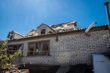 Tsyrkuny, Ukrayna, 29 Haziran 2024 Tsyrkuny köyündeki yıkılmış ev. Rus kuvvetleri Kharkiv Oblastı 'ndaki Tsyrkuny köyüne güdümlü hava bombasıyla saldırdılar..