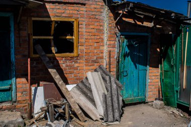 Tsyrkuny, Ukrayna, 29 Haziran 2024 Tsyrkuny köyündeki yıkılmış ev. Rus kuvvetleri Kharkiv Oblastı 'ndaki Tsyrkuny köyüne güdümlü hava bombasıyla saldırdılar..