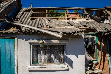 Tsyrkuny, Ukrayna, 29 Haziran 2024 Tsyrkuny köyündeki yıkılmış ev. Rus kuvvetleri Kharkiv Oblastı 'ndaki Tsyrkuny köyüne güdümlü hava bombasıyla saldırdılar..