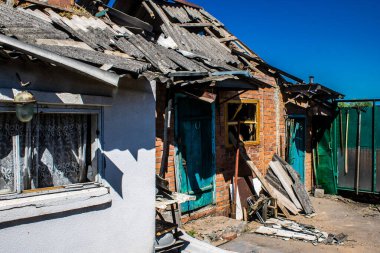 Tsyrkuny, Ukrayna, 29 Haziran 2024 Tsyrkuny köyündeki yıkılmış ev. Rus kuvvetleri Kharkiv Oblastı 'ndaki Tsyrkuny köyüne güdümlü hava bombasıyla saldırdılar..