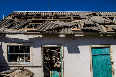 Tsyrkuny, Ukrayna, 29 Haziran 2024 Tsyrkuny köyündeki yıkılmış ev. Rus kuvvetleri Kharkiv Oblastı 'ndaki Tsyrkuny köyüne güdümlü hava bombasıyla saldırdılar..