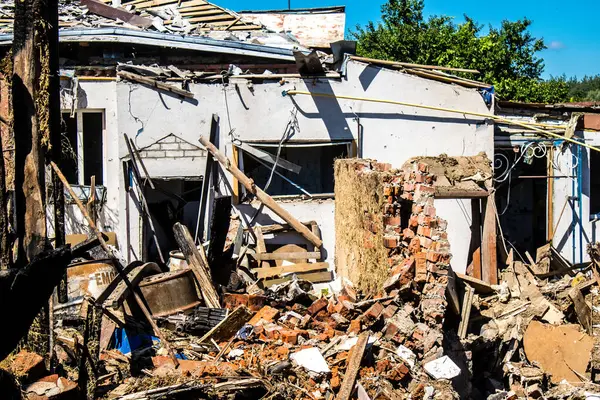 Tsyrkuny, Ukrayna, 29 Haziran 2024 Tsyrkuny köyündeki yıkılmış ev. Rus kuvvetleri Kharkiv Oblastı 'ndaki Tsyrkuny köyüne güdümlü hava bombasıyla saldırdılar..