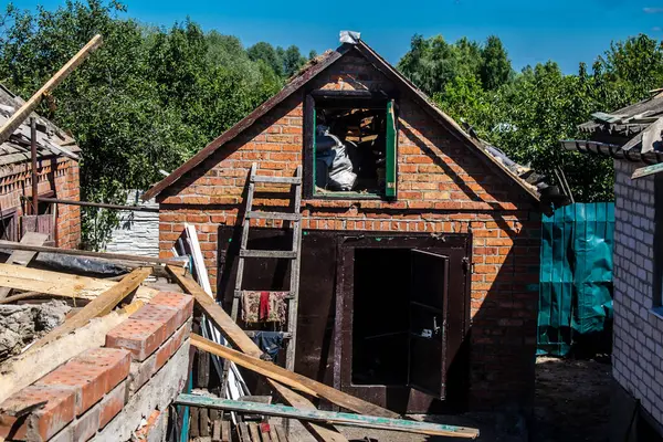 Tsyrkuny, Ukrayna, 29 Haziran 2024 Tsyrkuny köyündeki yıkılmış ev. Rus kuvvetleri Kharkiv Oblastı 'ndaki Tsyrkuny köyüne güdümlü hava bombasıyla saldırdılar..