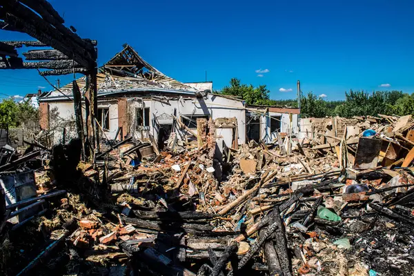 Tsyrkuny, Ukrayna, 29 Haziran 2024 Tsyrkuny köyündeki yıkılmış ev. Rus kuvvetleri Kharkiv Oblastı 'ndaki Tsyrkuny köyüne güdümlü hava bombasıyla saldırdılar..