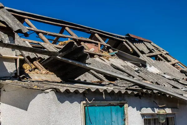 Tsyrkuny, Ukrayna, 29 Haziran 2024 Tsyrkuny köyündeki yıkılmış ev. Rus kuvvetleri Kharkiv Oblastı 'ndaki Tsyrkuny köyüne güdümlü hava bombasıyla saldırdılar..