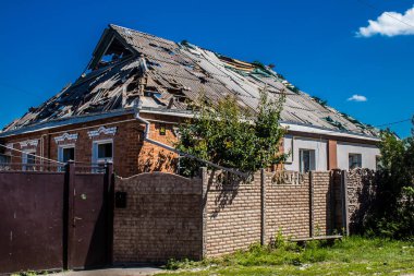 Tsyrkuny, Ukrayna, 29 Haziran 2024 Tsyrkuny köyündeki yıkılmış ev. Rus kuvvetleri Kharkiv Oblastı 'ndaki Tsyrkuny köyüne güdümlü hava bombasıyla saldırdılar..