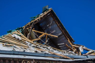 Tsyrkuny, Ukrayna, 29 Haziran 2024 Tsyrkuny köyündeki yıkılmış ev. Rus kuvvetleri Kharkiv Oblastı 'ndaki Tsyrkuny köyüne güdümlü hava bombasıyla saldırdılar..