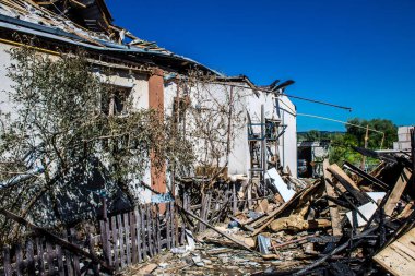 Tsyrkuny, Ukrayna, 29 Haziran 2024 Tsyrkuny köyündeki yıkılmış ev. Rus kuvvetleri Kharkiv Oblastı 'ndaki Tsyrkuny köyüne güdümlü hava bombasıyla saldırdılar..