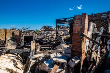 Tsyrkuny, Ukrayna, 29 Haziran 2024 Tsyrkuny köyündeki yıkılmış ev. Rus kuvvetleri Kharkiv Oblastı 'ndaki Tsyrkuny köyüne güdümlü hava bombasıyla saldırdılar..