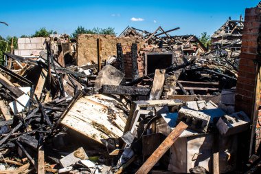 Tsyrkuny, Ukrayna, 29 Haziran 2024 Tsyrkuny köyündeki yıkılmış ev. Rus kuvvetleri Kharkiv Oblastı 'ndaki Tsyrkuny köyüne güdümlü hava bombasıyla saldırdılar..