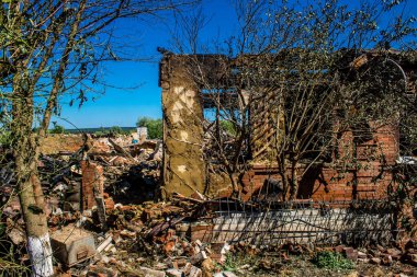 Tsyrkuny, Ukrayna, 29 Haziran 2024 Tsyrkuny köyündeki yıkılmış ev. Rus kuvvetleri Kharkiv Oblastı 'ndaki Tsyrkuny köyüne güdümlü hava bombasıyla saldırdılar..
