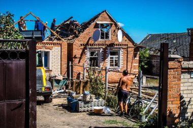 Tsyrkuny, Ukrayna, 29 Haziran 2024 Tsyrkuny köyündeki yıkılmış ev. Rus kuvvetleri Kharkiv Oblastı 'ndaki Tsyrkuny köyüne güdümlü hava bombasıyla saldırdılar..