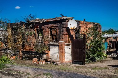 Tsyrkuny, Ukrayna, 29 Haziran 2024 Tsyrkuny köyündeki yıkılmış ev. Rus kuvvetleri Kharkiv Oblastı 'ndaki Tsyrkuny köyüne güdümlü hava bombasıyla saldırdılar..