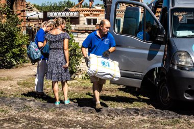 Tsyrkuny, Ukrayna, 29 Haziran 2024. İnsani yardım, Rus kuvvetleri şehre güdümlü hava bombasıyla saldırdığında evleri hasar gören ya da yok olan Tsyrkuny köyünün sakinlerine yardım ediyor..