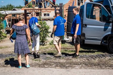 Tsyrkuny, Ukrayna, 29 Haziran 2024. İnsani yardım, Rus kuvvetleri şehre güdümlü hava bombasıyla saldırdığında evleri hasar gören ya da yok olan Tsyrkuny köyünün sakinlerine yardım ediyor..