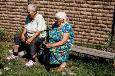 Tsyrkuny, Ukrayna, 29 Haziran 2024. İnsani yardım, Rus kuvvetleri şehre güdümlü hava bombasıyla saldırdığında evleri hasar gören ya da yok olan Tsyrkuny köyünün sakinlerine yardım ediyor..