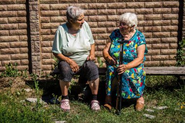 Tsyrkuny, Ukrayna, 29 Haziran 2024. İnsani yardım, Rus kuvvetleri şehre güdümlü hava bombasıyla saldırdığında evleri hasar gören ya da yok olan Tsyrkuny köyünün sakinlerine yardım ediyor..