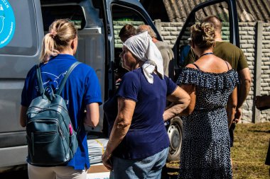 Tsyrkuny, Ukrayna, 29 Haziran 2024. İnsani yardım, Rus kuvvetleri şehre güdümlü hava bombasıyla saldırdığında evleri hasar gören ya da yok olan Tsyrkuny köyünün sakinlerine yardım ediyor..