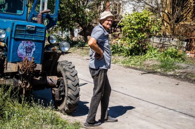 Tsyrkuny, Ukrayna, 29 Haziran 2024 İşçiler Tsyrkuny köyündeki yıkılmış evleri temizleyip onarıyor. Rus kuvvetleri Kharkiv Oblastı 'ndaki Tsyrkuny köyüne güdümlü hava bombasıyla saldırdılar..