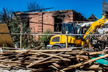 Tsyrkuny, Ukrayna, 29 Haziran 2024 İşçiler Tsyrkuny köyündeki yıkılmış evleri temizleyip onarıyor. Rus kuvvetleri Kharkiv Oblastı 'ndaki Tsyrkuny köyüne güdümlü hava bombasıyla saldırdılar..