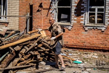 Tsyrkuny, Ukrayna, 29 Haziran 2024 İşçiler Tsyrkuny köyündeki yıkılmış evleri temizleyip onarıyor. Rus kuvvetleri Kharkiv Oblastı 'ndaki Tsyrkuny köyüne güdümlü hava bombasıyla saldırdılar..