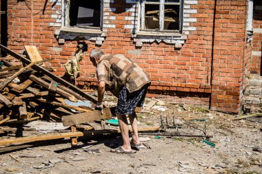 Tsyrkuny, Ukrayna, 29 Haziran 2024 İşçiler Tsyrkuny köyündeki yıkılmış evleri temizleyip onarıyor. Rus kuvvetleri Kharkiv Oblastı 'ndaki Tsyrkuny köyüne güdümlü hava bombasıyla saldırdılar..