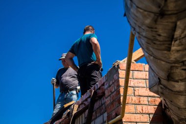 Tsyrkuny, Ukrayna, 29 Haziran 2024 İşçiler Tsyrkuny köyündeki yıkılmış evleri temizleyip onarıyor. Rus kuvvetleri Kharkiv Oblastı 'ndaki Tsyrkuny köyüne güdümlü hava bombasıyla saldırdılar..