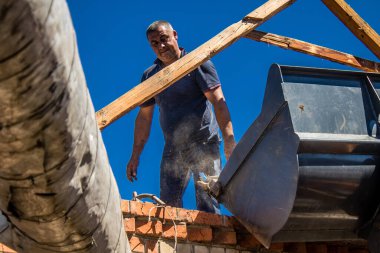 Tsyrkuny, Ukrayna, 29 Haziran 2024 İşçiler Tsyrkuny köyündeki yıkılmış evleri temizleyip onarıyor. Rus kuvvetleri Kharkiv Oblastı 'ndaki Tsyrkuny köyüne güdümlü hava bombasıyla saldırdılar..